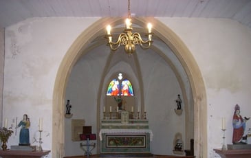 Chapelle du XVe siècle et sculptures baroques en milieu rural