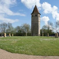 Tour romane millénaire et vestiges d'un Chemin de Croix