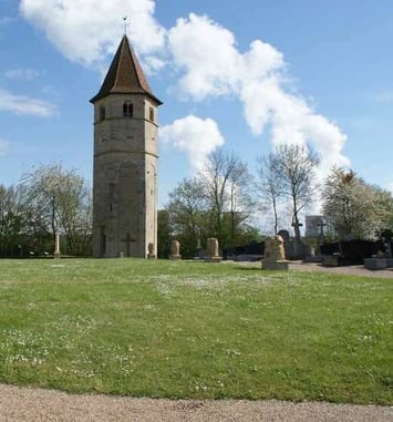 Tour romane millénaire et vestiges d'un Chemin de Croix