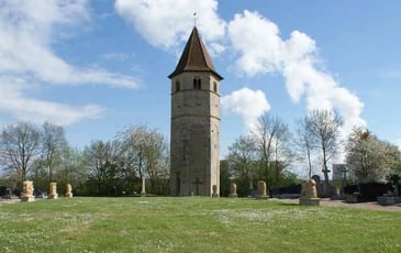 Tour romane millénaire et vestiges d'un Chemin de Croix