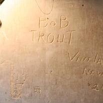 Découverte des graffitis américains dans le grenier de l'école