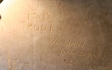 Découverte des graffitis américains dans le grenier de l'école