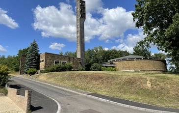 Église circulaire en béton armé de Georges-Henri Pingusson