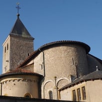 Découvrez une église romane fortifiée