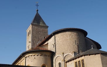 Découvrez une église romane fortifiée