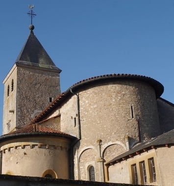 Visite guidée en continu d'une église romane fortifiée du XIIe siècle