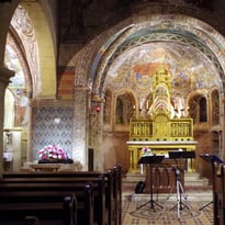 Concert, spectacle dans une église romane fortifiée du XIIe siècle