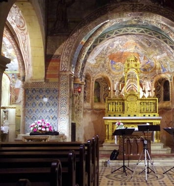 Concert, spectacle dans une église romane fortifiée du XIIe siècle