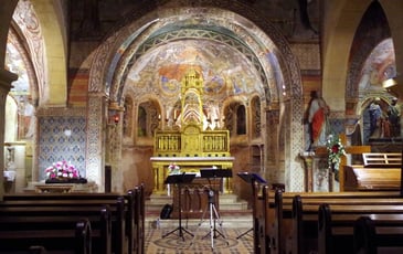 Concert, spectacle dans une église romane fortifiée du XIIe siècle