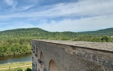 Voyage au cœur de l'ingénierie antique – découvrez l'aqueduc gallo-romain de Jouy-aux-Arches et son bassin de décantation