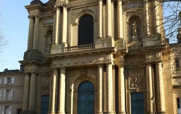 Visite guidée de la basilique avec des jumelles