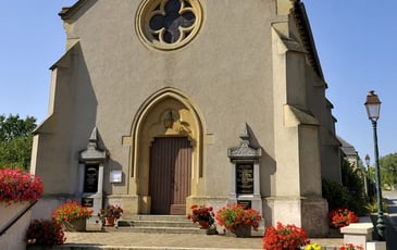 Au cœur d'une église néo-gothique