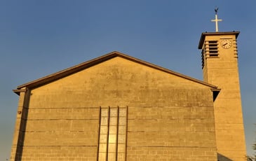 Visitez librement une église au style résolument moderne