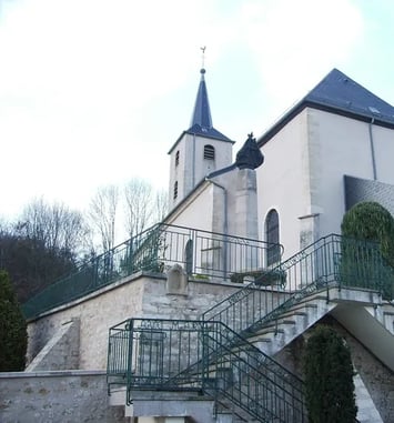 Découvrez une grange-église typique du XVIIIe et son rôle dans l'histoire locale
