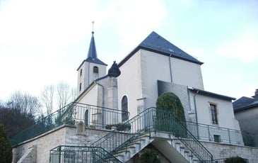 Découvrez une grange-église typique du XVIIIe et son rôle dans l'histoire locale