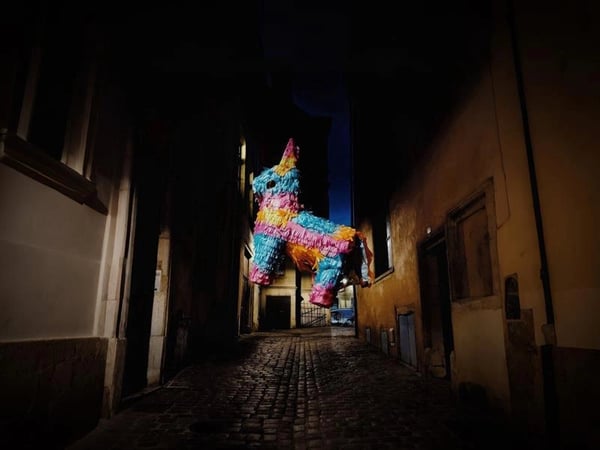 Life is a party and I'm the Pinata, Compagnie Kosa